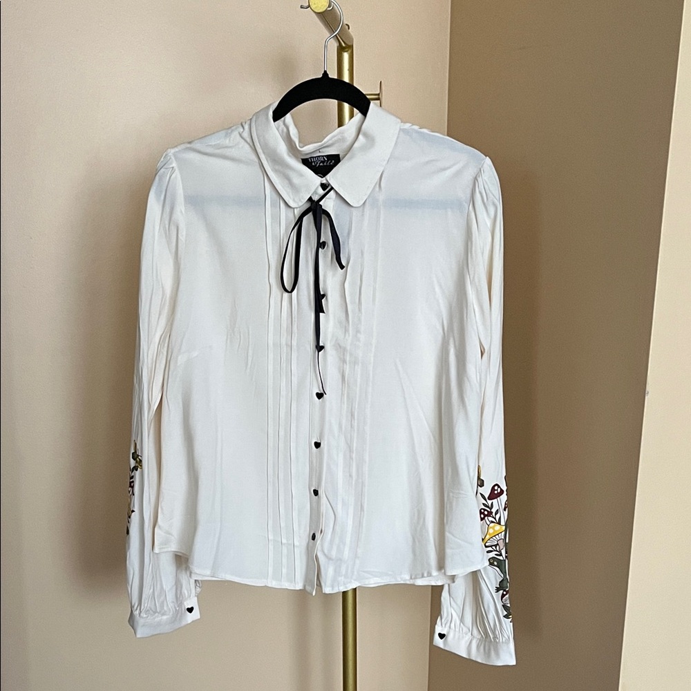 Hot Topic White Button-Down Shirt with Embroidered Sleeves